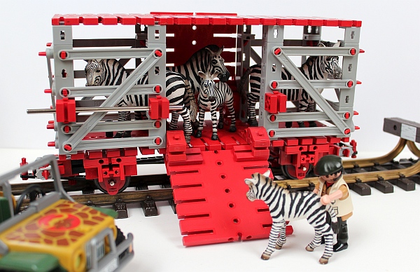 Viewaggon mit Playmobil-Personal und Schleich-Ladung...