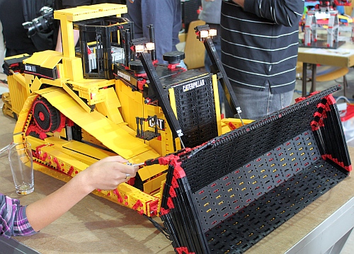 fischertechnik-Modell des CAT D11R CD von Arjen Neijsen (Foto: Dirk Fox)