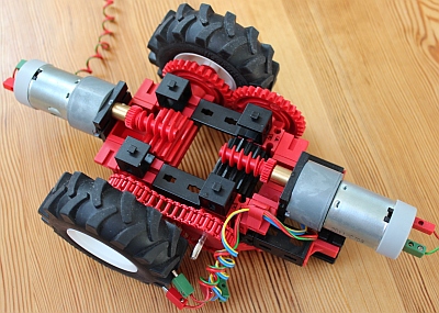 fischertechnik-Spurfolger mit Gleichlaufgetriebe und Power-Motoren