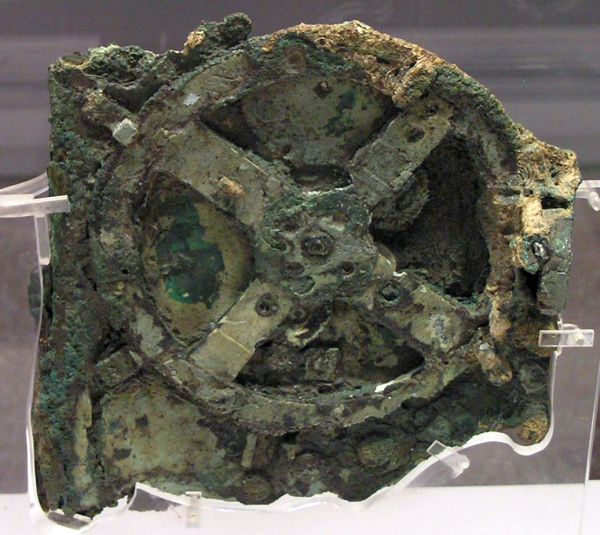 Fragment des Antikythera-Mechanismus (Foto: Marsyas, Wikipedia, CC-BY-2.5)