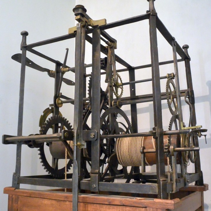 Große Turmuhr mit Schlagwerk